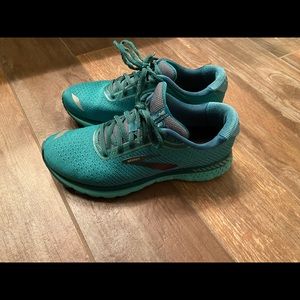 Brooks Women’s size 9 adrenaline 20